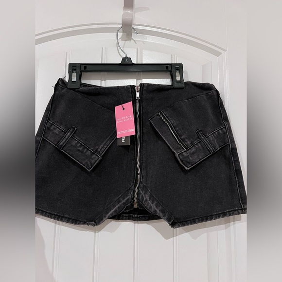 PrettyLittleThing Black Denim Cargo Mini Skirt – Zip Front Utility Style - Picture 4 of 9